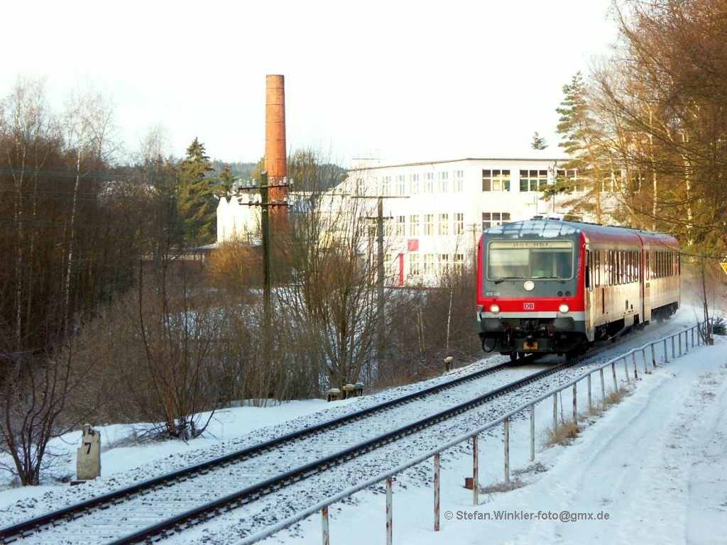 628.4 beim Verlassen des Ortsbereichs Selbitz Richtung Hof. Die ersten Sonnenstrahlen kommen hinten schon über den Berg. Aber noch ist es eisekalt an diesem März-Morgen 2010....
