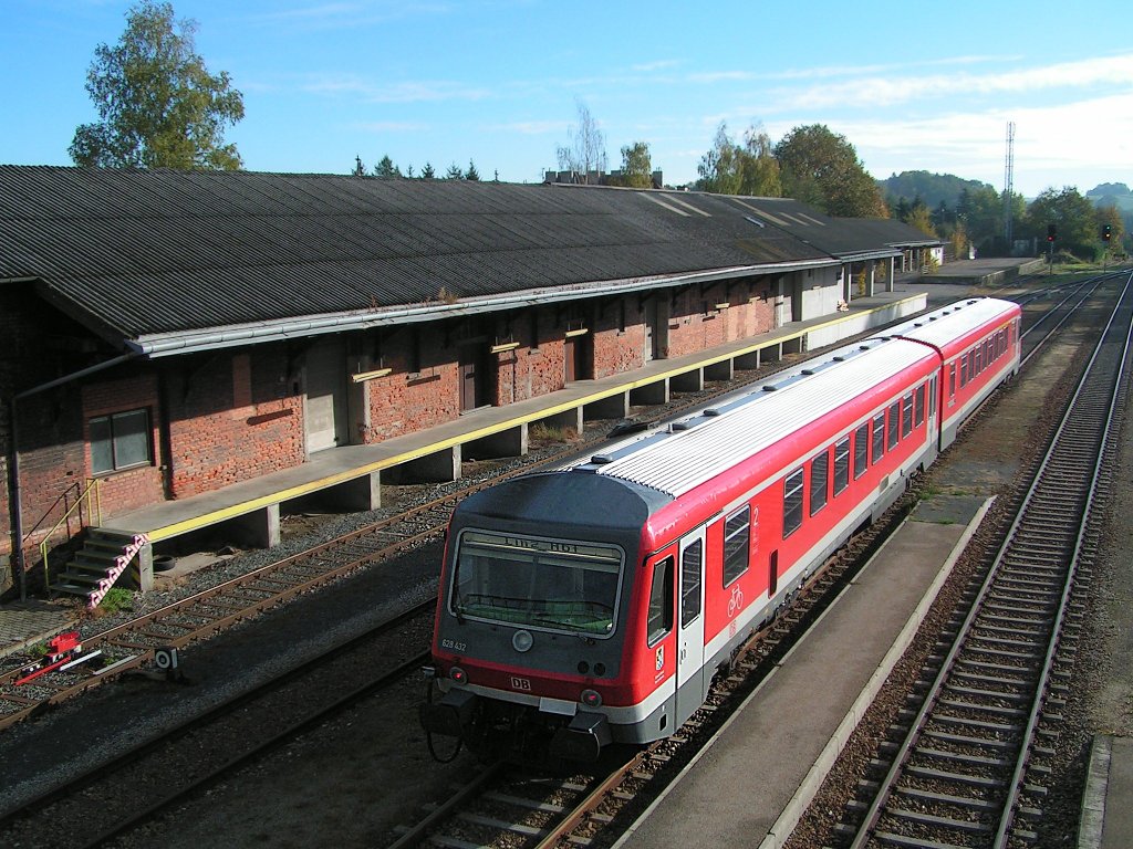 628432 Stadt Ried im Innkreis  verl�sst als ER5993 gleichnamigen Bahnhof; (das weiters gezeigte aufgelassene G�termagazin ist wahrscheinlich n�chstes Jahr um diese Zeit l�ngst Geschichte);091025
