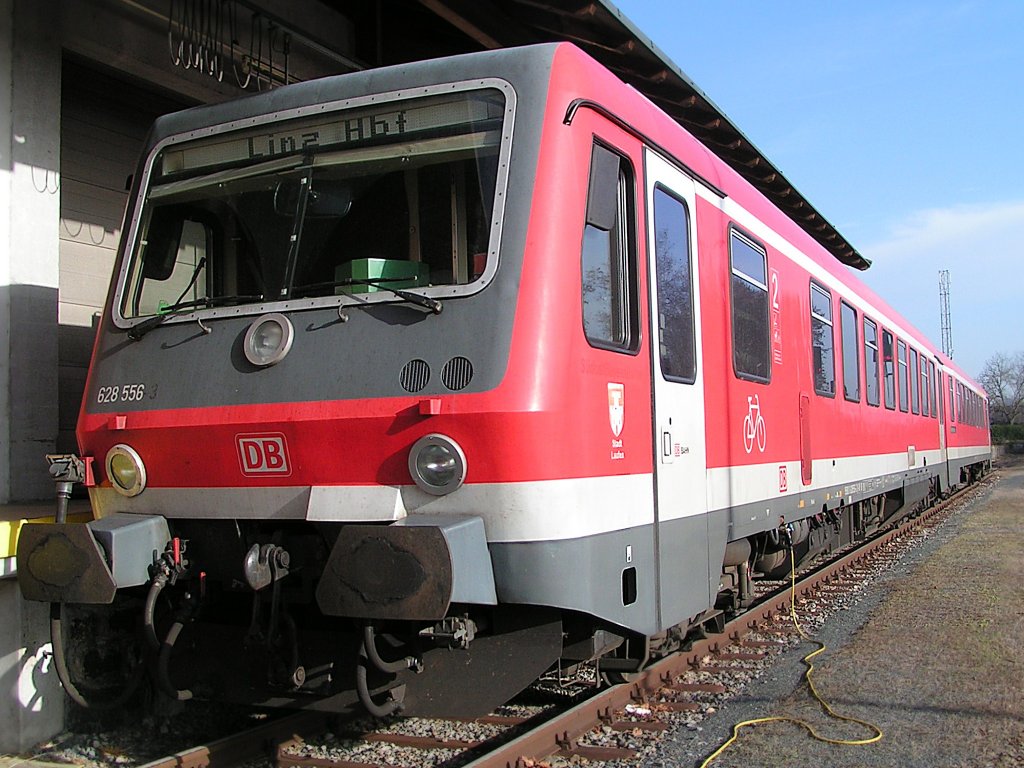 628556 Stadt-Laufen  saugt sich aufgrund seiner Betriebspause von ER5993 auf ER5992 am Bhf. Ried i.I. Fremdenergie aus der Steckdose ;091121