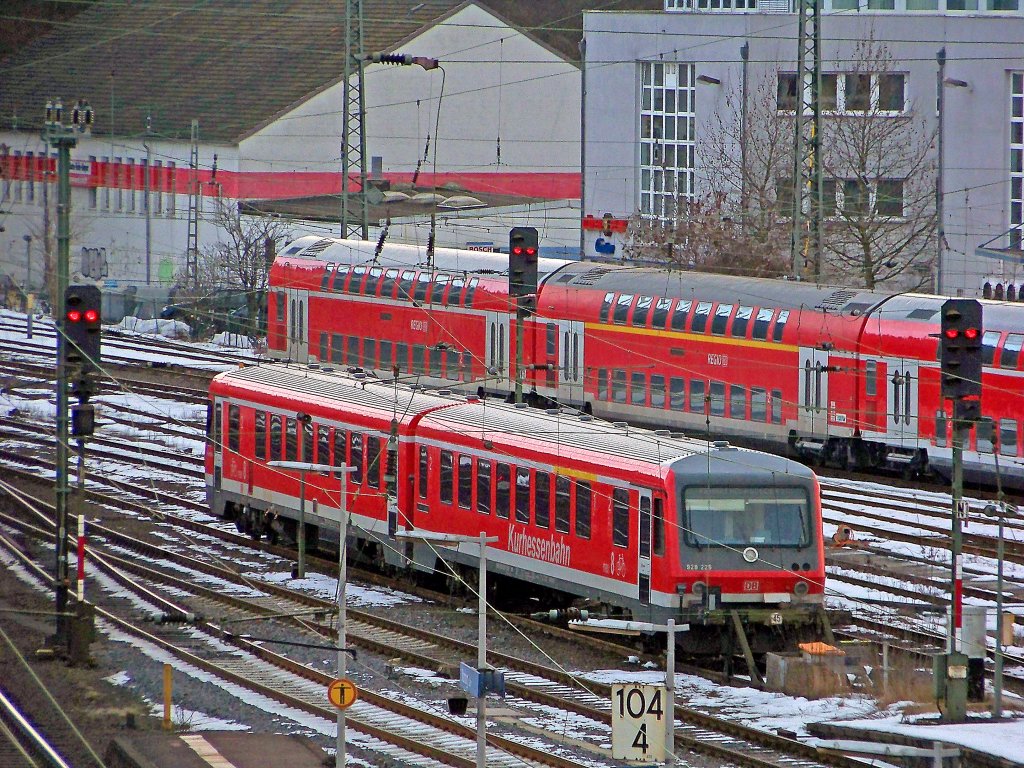 628/928 225 und einige Dostos abgestellt in Marburg(Lahn), 20.2.010.