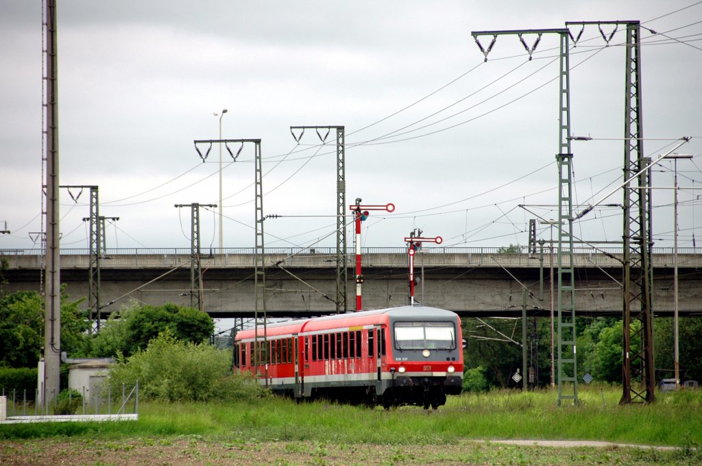 628/928 237 als RB von Regensburg Hbf nach Eggmhl am 02.06.2010 in Regensburg Ost.
