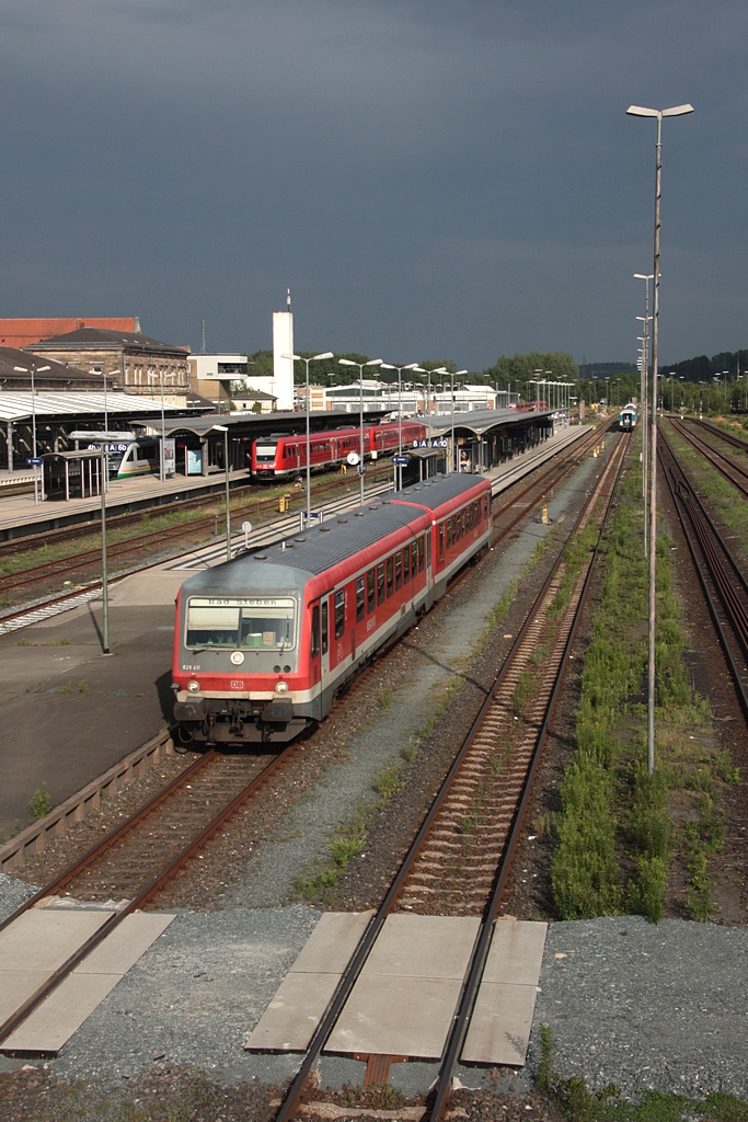 628/928 411, als RB32753 nach Bad Steben, bei der Ausf. Hof Hbf am 10.06.2011, 2 Tage spter bernahmen hier die RegioShuttle von agilis den Verkehr. 