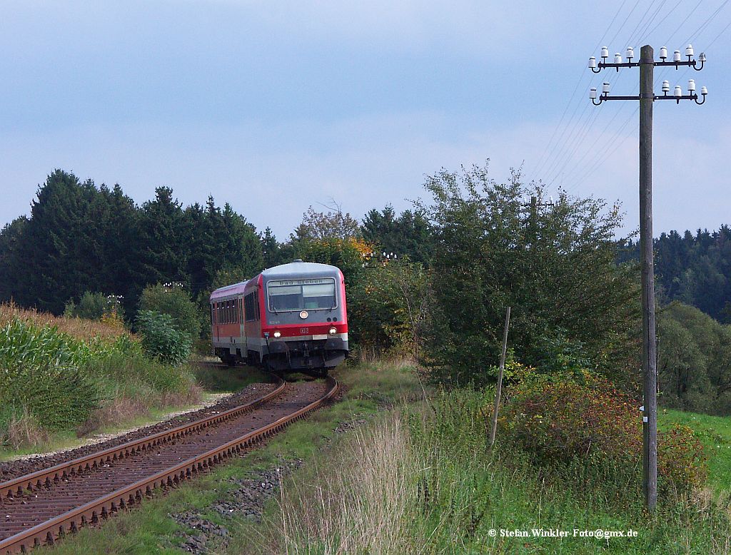 628/928 411 hat am 24.09.2010 gerade Selbitz als RB nach Bad Steben verlassen und fährt auf Naila zu. Der Herbst ist in der Landschaft schon deutlich zu erkennen...