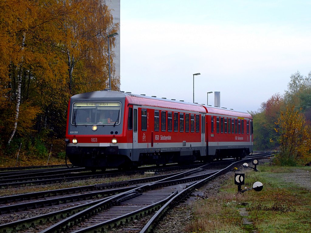 628�928-559  ist als REX5993 am Weg nach Linz/Donau, und erreicht soeben Ried im Innkreis; 111106