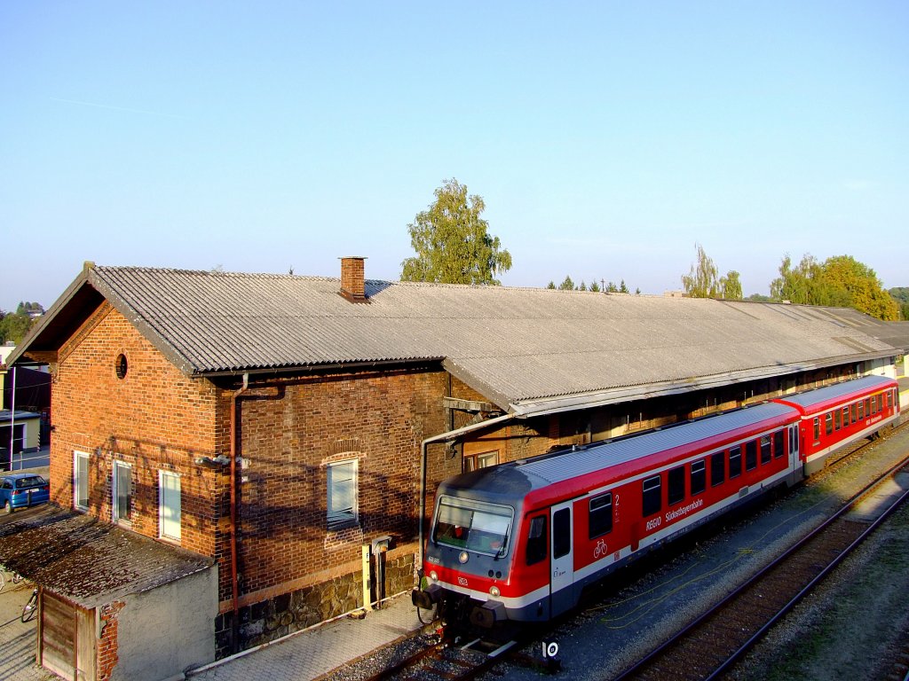 628<>928-585 als REX5992 vor dem alten G�terschuppen in Ried i.I.;111004