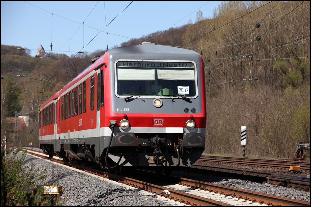 628/928 663 ist als RE17 (RE 20209)  SAUERLAND-Express , Hagen Hbf - Warburg(Westf), bei Westhofen unterwegs. (17.04.2010)
