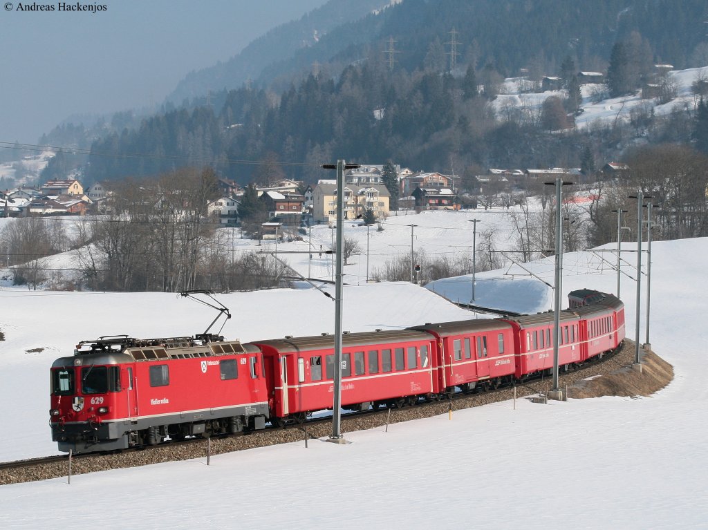 629 der Rhb mit dem RE 1236 (Scuol-Tarasp-Disentis/Muster) bei Ilanz 14.2.10
