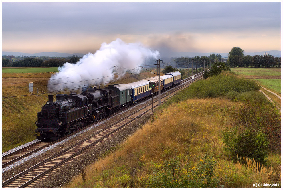 629.01 und 109.13 des 1SEK Strasshof auf der Fahrt am 16.9.2011 von Wien-Sd/Ost nach Budapest zum  Grand Prix der Dampfloks  bei Himberg mit illustrer Garnitur aus  Nostagie-Schlieren , Speisewagen und ex Salonwagen fr den Bundesprsidenten. Es war noch sehr finster und so musste ich mich mit einem HDR aus 4 Bildern behelfen....