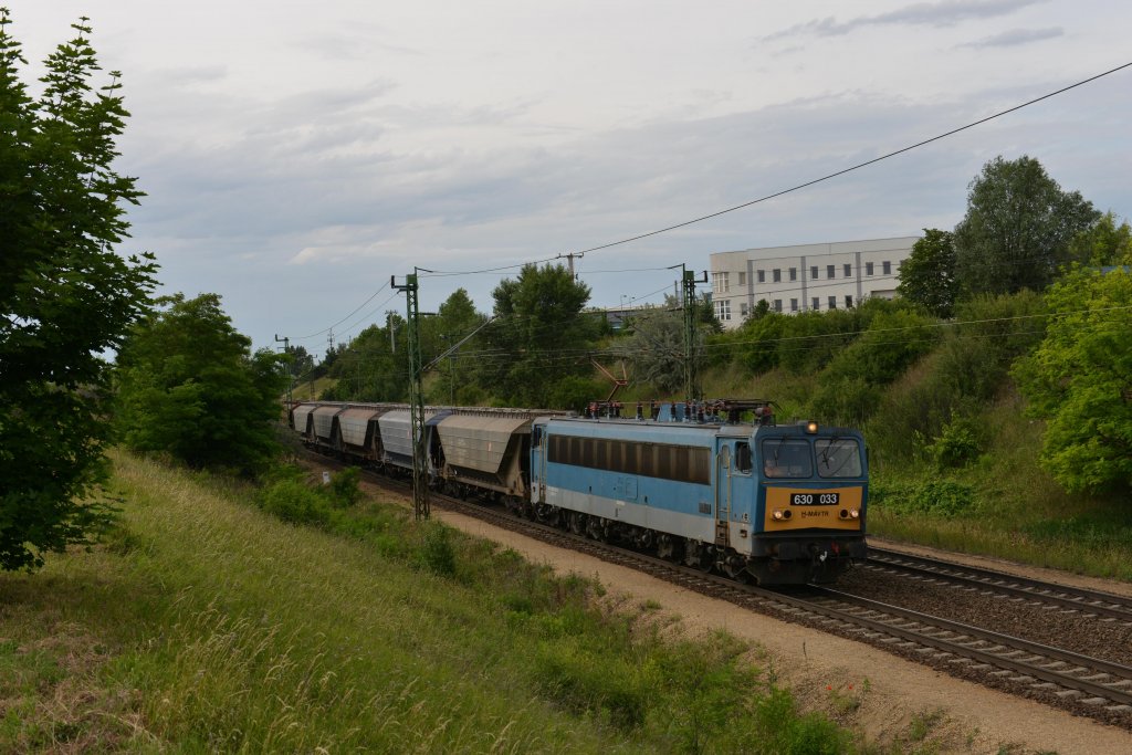 630 033 mit einem Gterzug Richtung Budapest am 09.06.2012 unterwegs bei Biatorbgy.