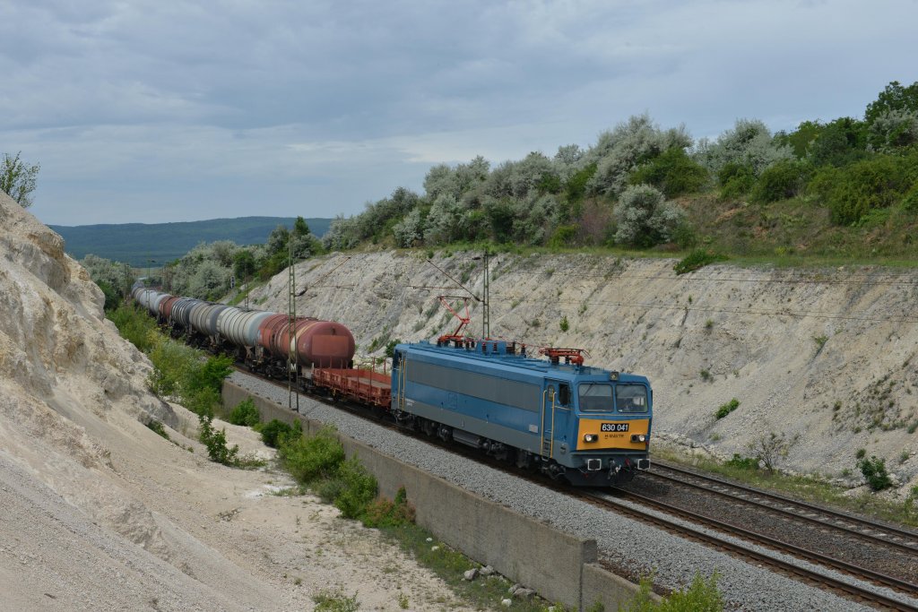 630 041 mit einem Gterzug am 09.06.2012 unterwegs bei Szr.