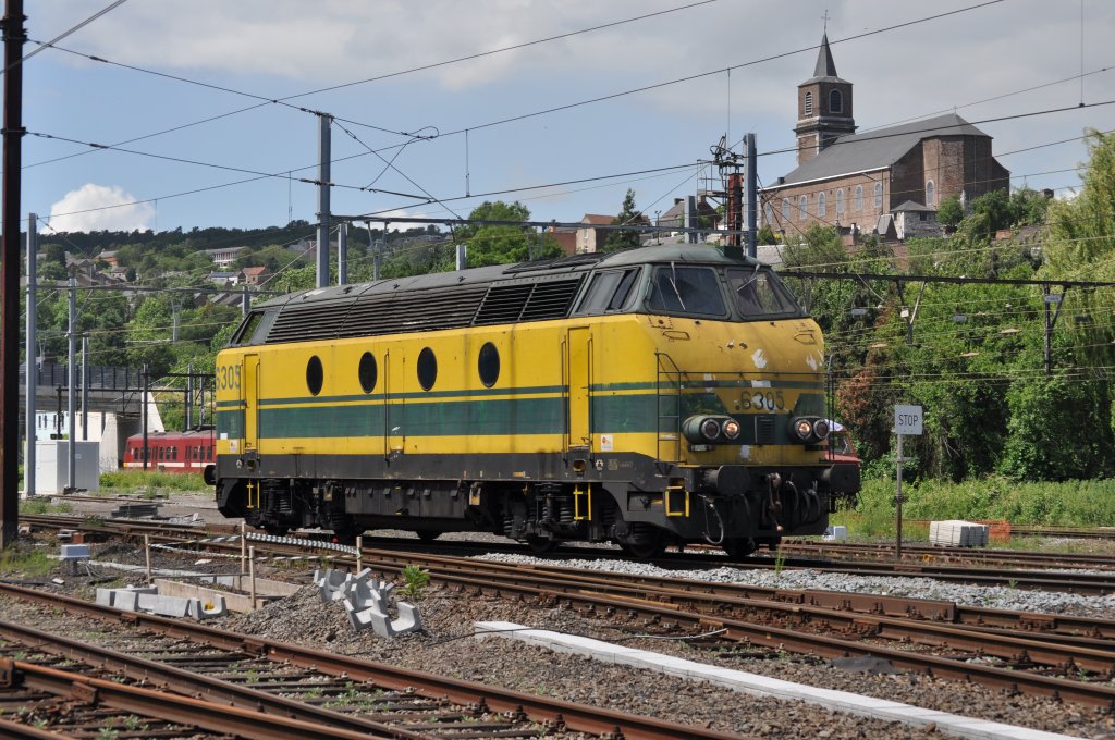 6305 beim rangieren in Ronet. AUfgenommen am 08.06.2012 von einem Parkplatz aus.