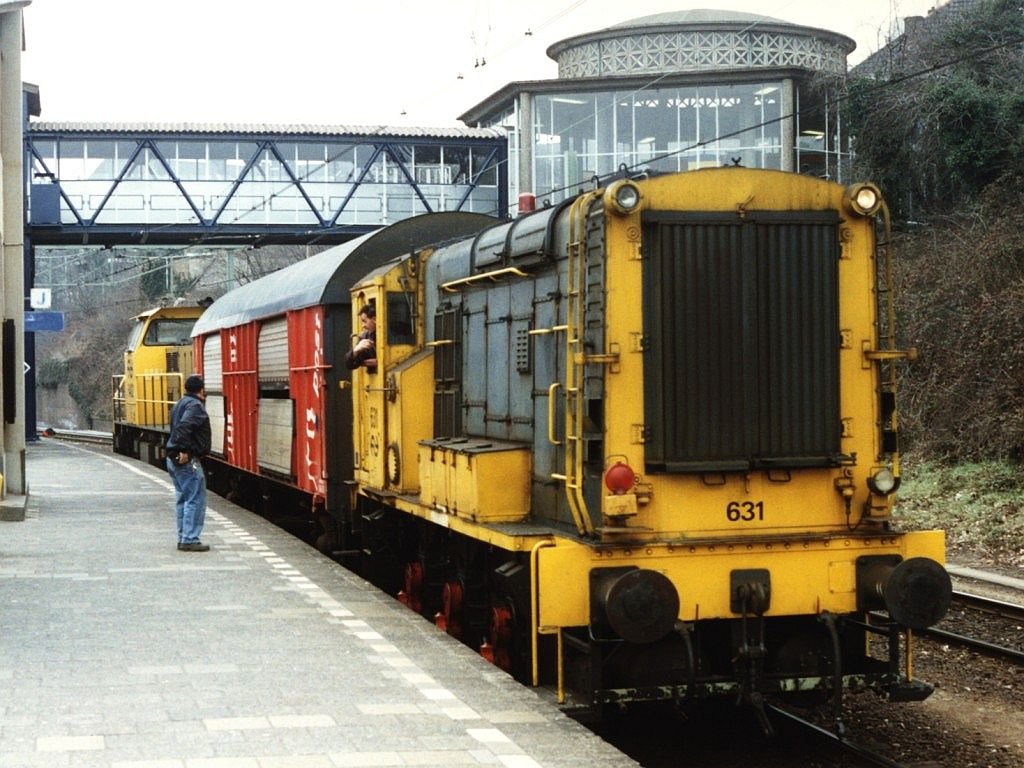631, ein PTT-postwagen und 6482 whrend rangierarbeiten auf Bahnhof Arnheim am 16-3-1996. Bild und scan: Date Jan de Vries.