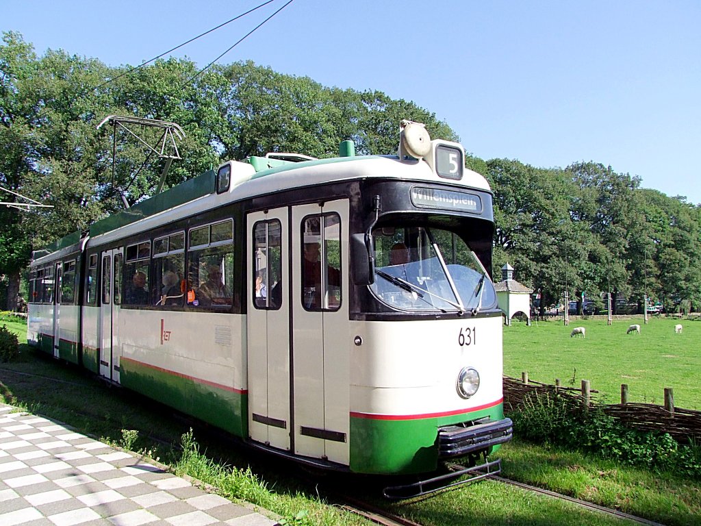 631 ist die  jngste  Straenbahn (wurde 1968 erbaut, und war bis 1995 in Rotterdam im Einsatz) welche im Freilichtmuseum in Arnheim ihre Dienste verrichtet, und hat u.a. 140Stehpltze;100906