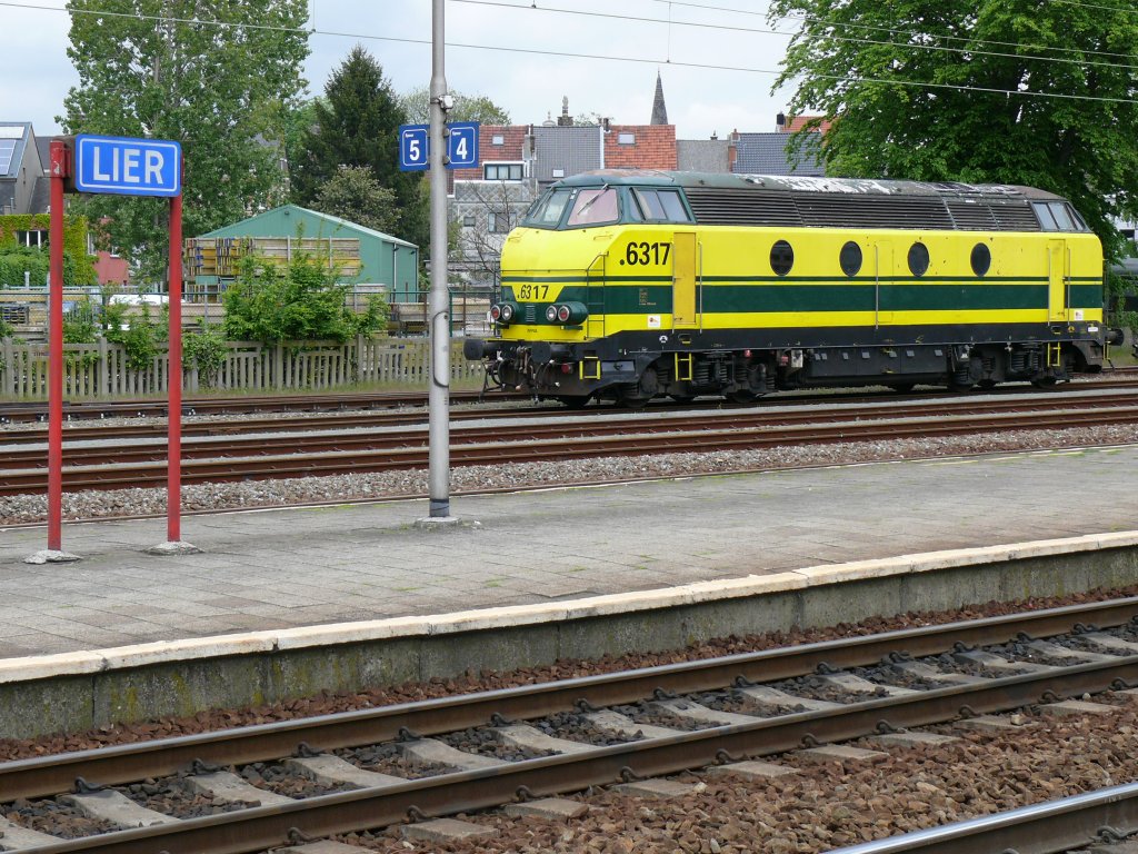 6317 steht geparkt im Bahnhof von Lier, das mit seinem historischen Stadtkern auf jeden Fall einen Besuch wert ist. Aufgenommen am 08/05/2010.