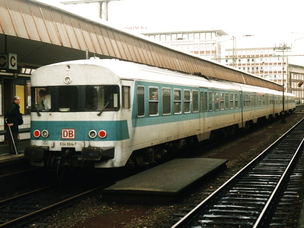 634 664-7, 934 450-8, 924 407-0, 634 659-7 mit RB 64 “Euregiobahn” 12781 Gronau-Mnster auf Mnster Hauptbahnhof am 28-10-2000. Bild und scan: Date Jan de Vries.