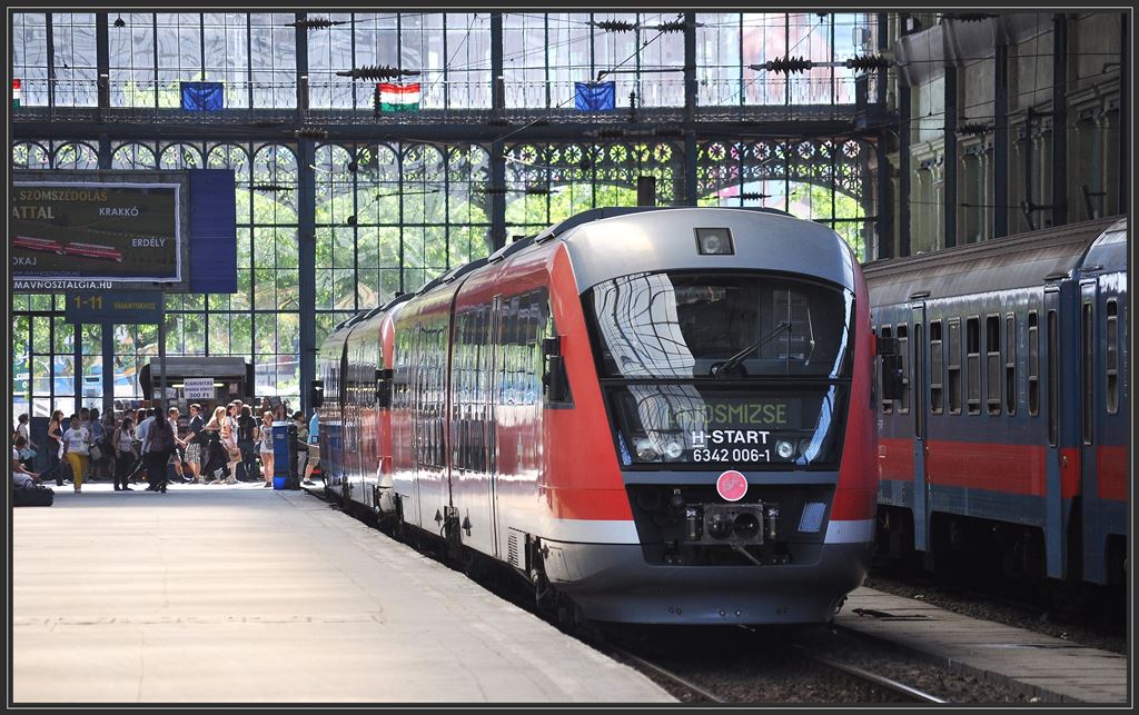 6342 006-1 un d ein zweiter Desiro nach Lajosmizse stehen abfahrbereit in der Halle von Budapest Nyugati Plyaudvar. (10.05.2013)