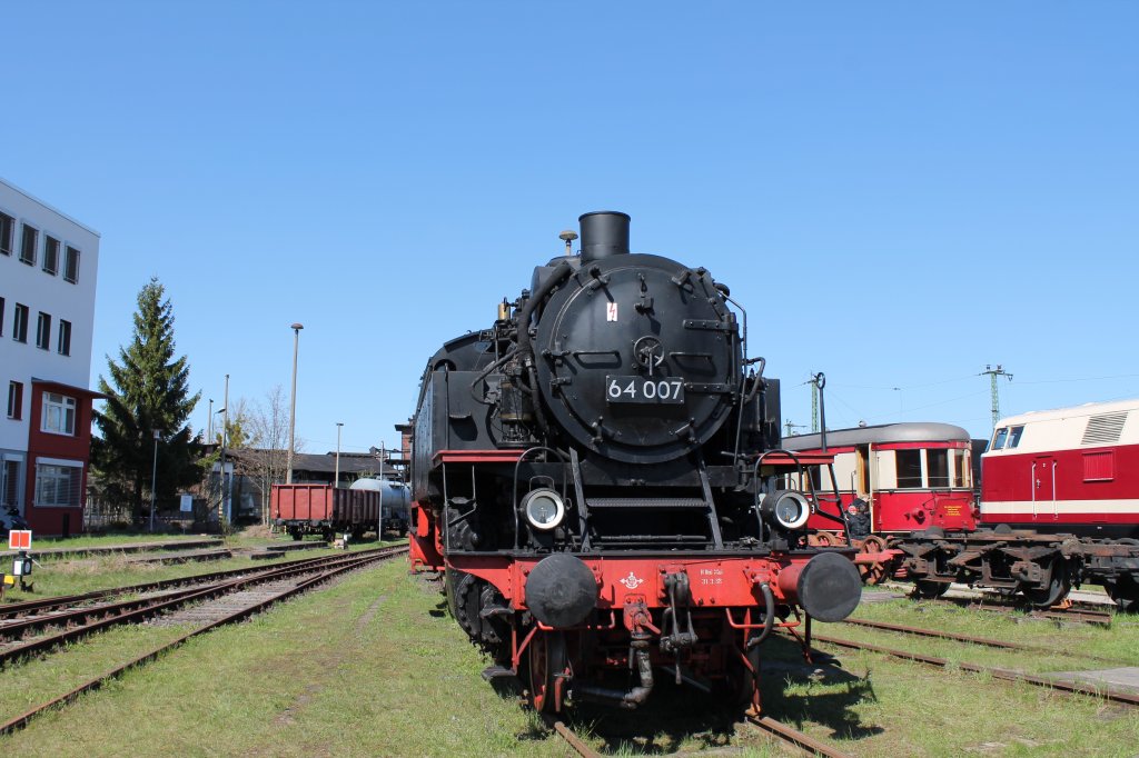 64 007 im Mecklenburgischen Eisenbahn-und Technikmuseum Schwerin am 28.04.2013