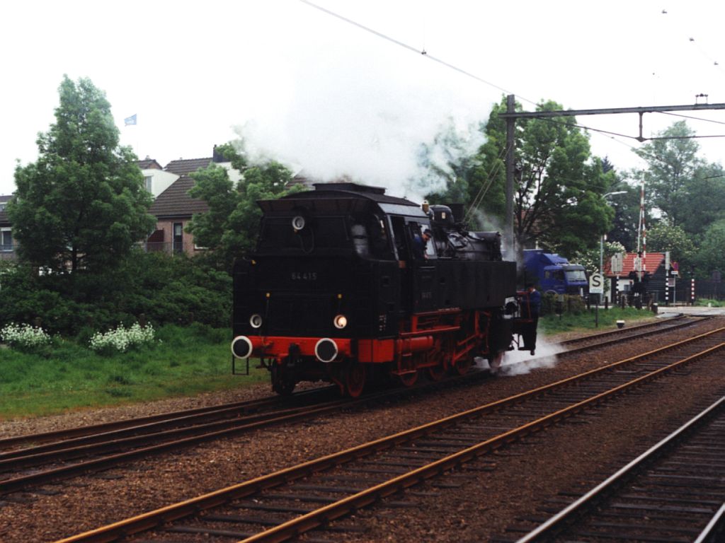 64 415 der VSM auf Bahnhof Dieren am 6-5-1999. Bild und scan: Date Jan de Vries.