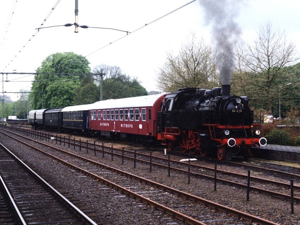 64 415 der VSM mit Museumszug auf Bahnhof Dieren am 22-4-1999. Bild und scan: Date Jan de Vries. 