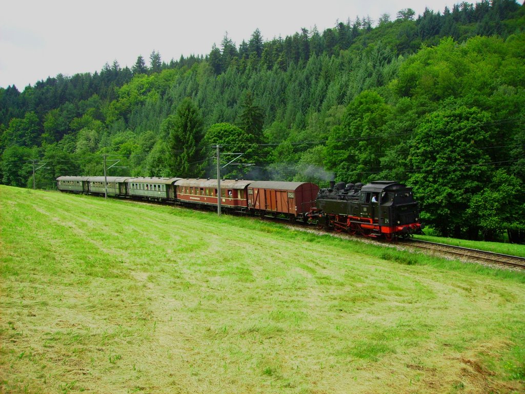 64 419 ist am 29.07.2012 mit ihrer gut besetzten Garnitur, kurz vor dem Bahnhof Marxzell, auf dem Weg nach Ettlingen. Wenig spter wird sie nocheinmal ins obere Albtal zurckkehren.