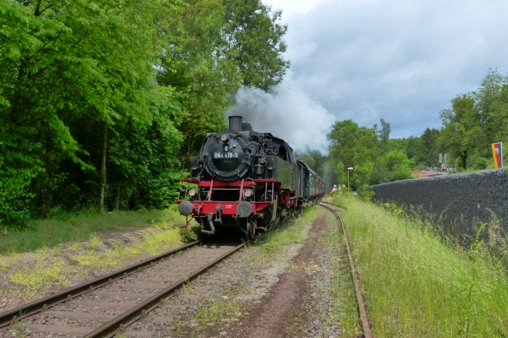64 419 im Rahmen von Sonderfahrten am 8. und 9.6.13 zwischen Merzig-Dillingen und Limbach bei Schmelz. Hier beim Steinbruch Michelbach am 9.6.