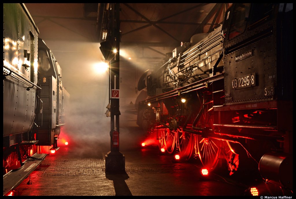 64 446 und 03 2295-8 im Bahnpark Augsburg am 31. Mrz 2012. An diesem Abend fand die ffentliche Veranstaltung  Nacht der Giganten  im Bahnpark statt. In der Lokhalle wurde mithilfe von Nebelmaschinen Rauch erzeugt und die Lokomotiven wurden von vielen Scheinwerfern angestrahlt...