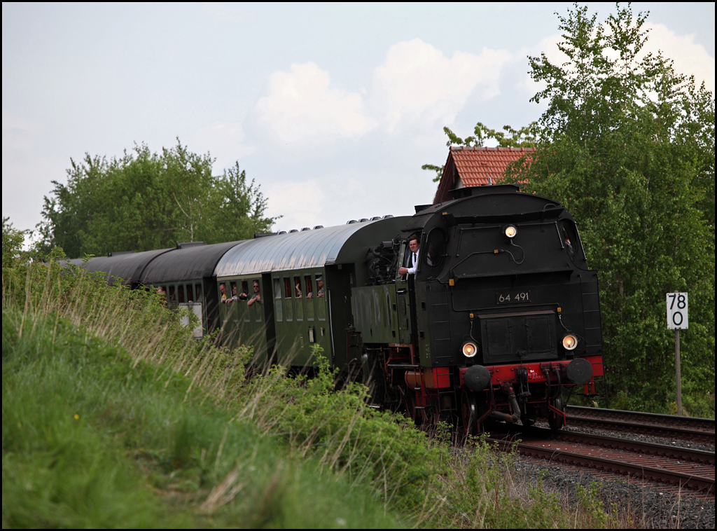 64 491 ist auf der Talfahrt nach Neuenmarkt-Wirsberg. Am Zugschluss hngt 38 1301. (22.05.2010)