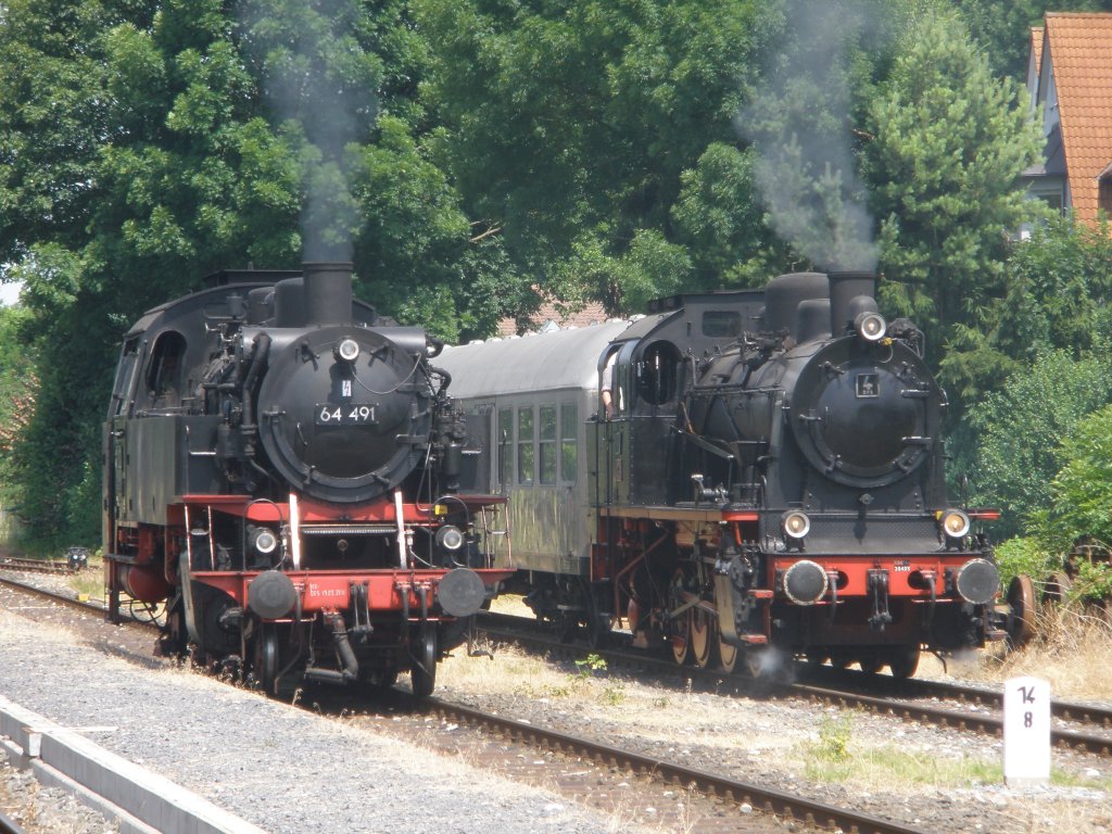 64 491 und Elna 6 der DFS in Ebermannstadt am 11.7.2010 beim Bahnhofsfest