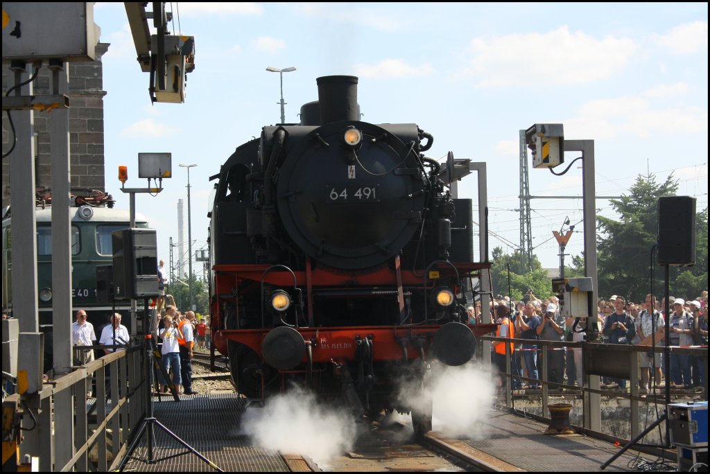 64 491 fhrt auf die Drehscheibe. (21.08.2010, Nrnberg Gostenhof)