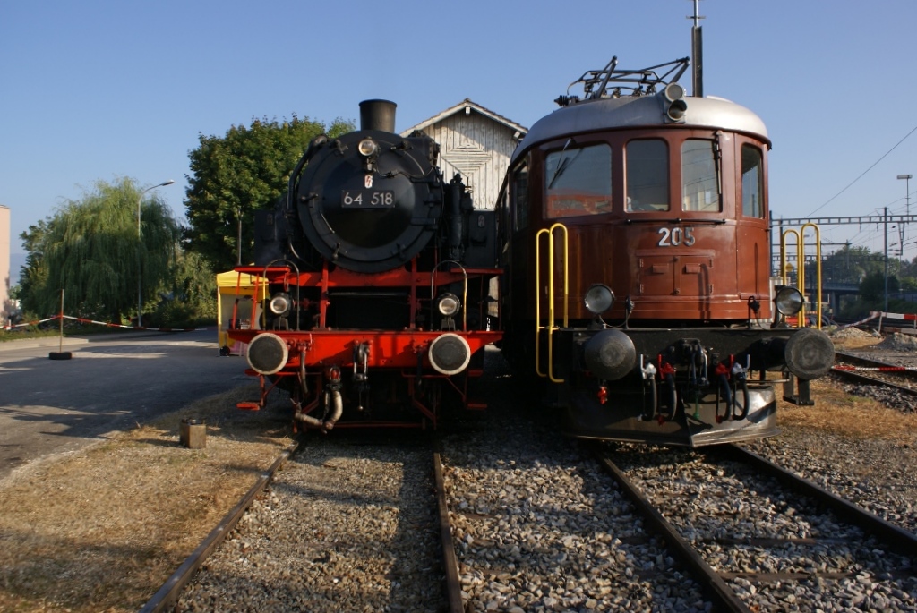 64 518 und Ae 6/8 205 stehen am 22.8.20 anl�sslich der Lysser Dampfrundfahrten vor der Lokremise Lyss. Das Gel�nde war an diesem Tag �ffentlich zug�nglich.

