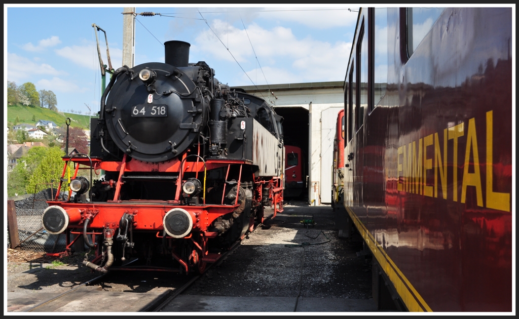 64 518 im Emmental. Die Lok ist meines Wissens bei der BLS in Huttwil beheimatet. (15.04.2011)