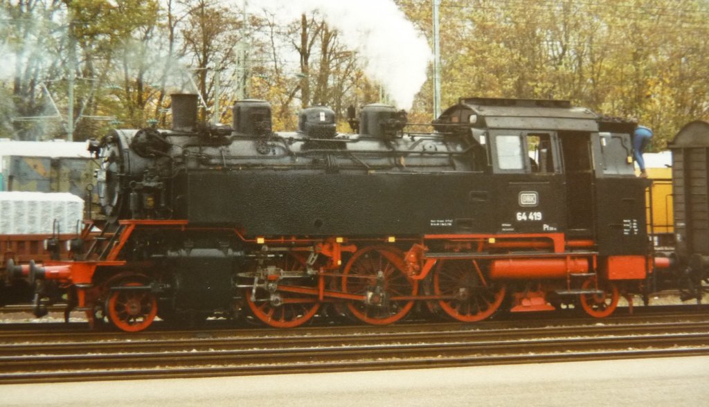 64 619 der DBK (Dampfbahn Kochertal e.V.) rangiert im Februar 2002 im Bahnhof von Crailsheim.