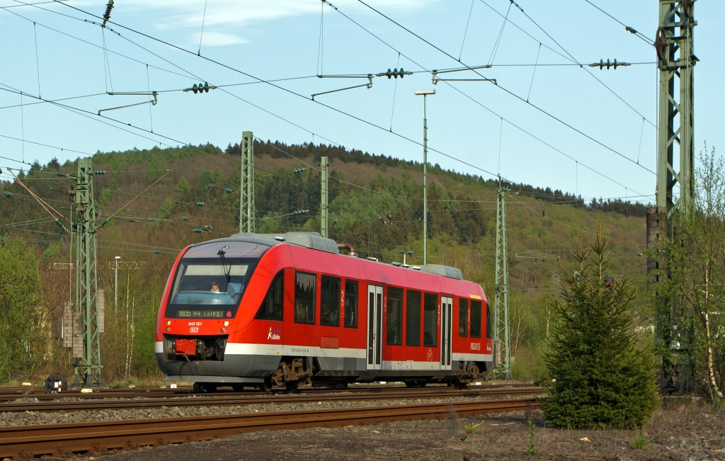 640 001 (LINT 27) der 3-Lnder-Bahn als RB 95 (Siegen - Au/Sieg), fhrt am 28.04.2012 von Betzdorf/Sieg, weiter in Richtung Au/Sieg.