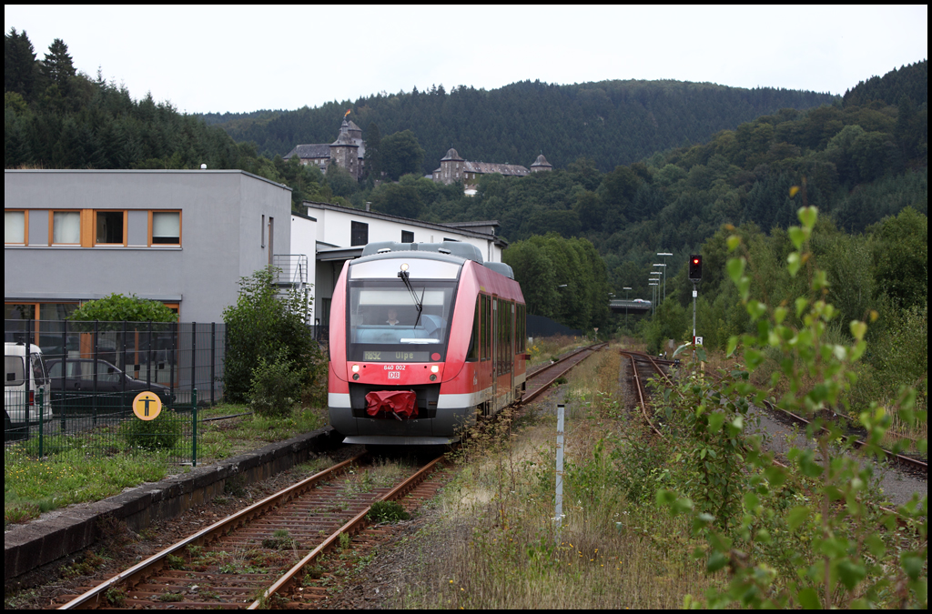 640 002 erreicht als RB92  Biggesee-Express , Finnentrop - Olpe, den Kreuzungsbahnhof Attendorn. Im Hintergrund die Burg Schnellenberg. (29.08.2010)