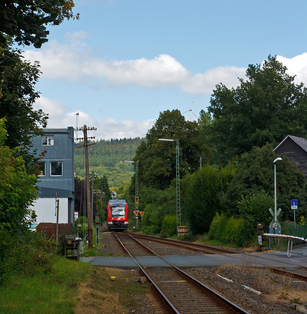 640 004 (LINT 27) der 3-Länder-Bahn als RB 93 (Rothaarbahn) kommt von Bad Berleburg (über die KBS 443)  hier am 11.08.2012 im Hilchenbach kurz vor dem Bü km 10,4 bzw. kurz vor der Einfahrt in den Bahnhof Hilchenbach (Kr. Siegen). 