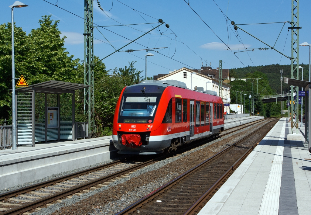 640 004 (LINT 27) der 3-Lnder-Bahn am 03.06.2011 fhrt vom Bahnhof Kirchen/Sieg als RB 95 weiter in Richtung Au (Sieg). 
Die einteiligen Triebwagen haben eine Leistung von 315 kW und eine Hchstgeschwindigkeit von 120 km/h. 