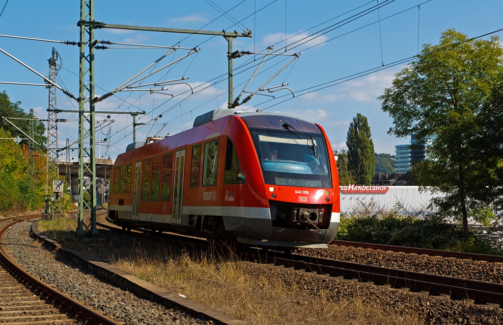 640 006 ein LINT 27 der DreiLnderBahn als RB 95 (Siegen - Betzdorf - Au/Sieg ), hat gerade den Hbf Siegen verlassen und fhrt nun entlang der Sieg in Richtung Au/Sieg, hier am 16.09.2012.