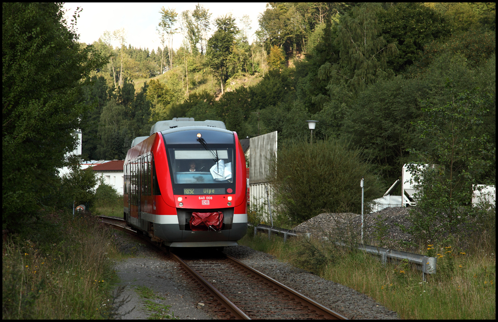640 008 erreicht als RB92  Biggesee-Express , Finnentrop - Olpe, den Bedarfshalt Heggen. (04.09.2010)
