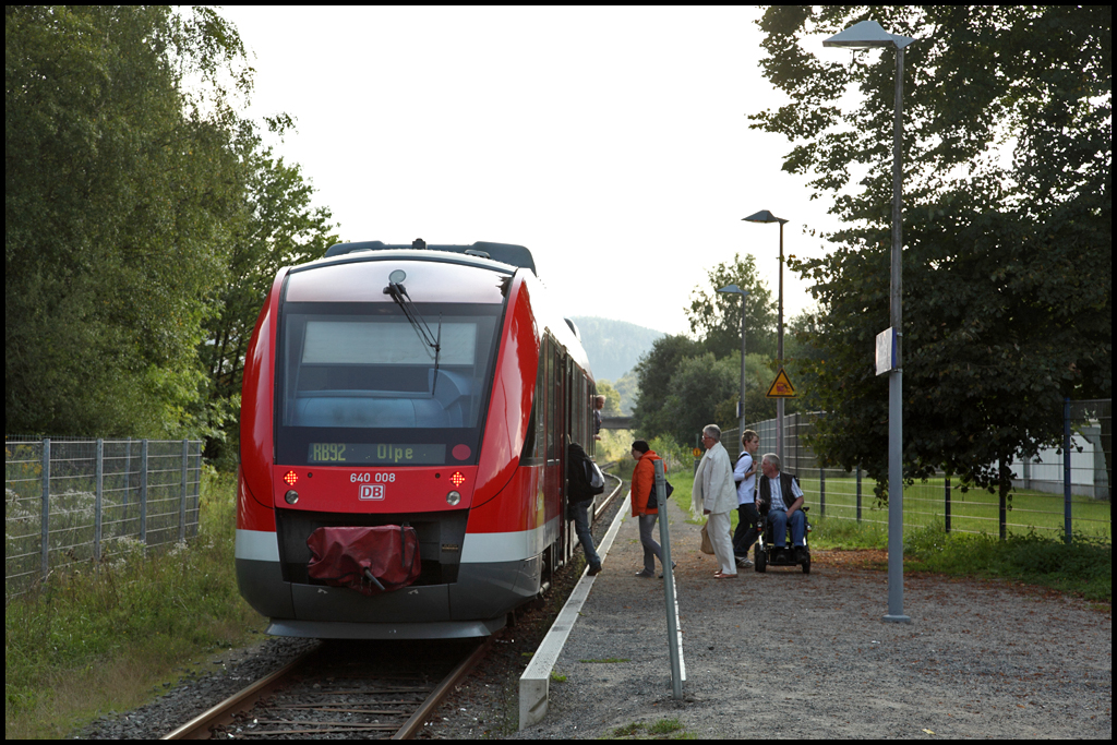 640 008 hat als RB92  Biggesee-Express , Finnentrop - Olpe, den Bedarfshalt Heggen erreicht. (04.09.2010)

