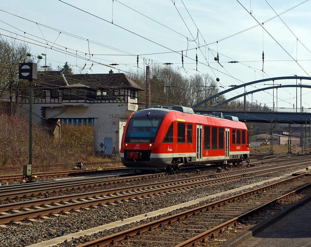 640 012 (ein Alstom Coradia LINT 27) der 3-Länder-Bahn als RB 93 (Rothaarbahn) nach Bad Berleburg  am 27.03.2013 hier kurz vor der Einfahrt in den Bahnhof Kreuztal.

Im Hintergrund das Reiterstellwerk Kreuztal Fahrdienstleiter (Kf).

Der LINT (Leichter Innovativer Nahverkehrstriebwagen) war eine Entwicklung von Linke-Hofmann-Busch (LHB) in Salzgitter. Diese wurde 1994/1995 vom französischen GEC-Alstom-Konzern übernommen, wo der LINT innerhalb der CORADIA-Familie vermarktet wird, wobei sie immer noch in Salzgitter gebaut werden.

Dieser einteilige VT wird von einem MTU 6R183TD13H Dieselmotor mit 315 kW (428 PS) Leistung über Kardanwelle und Achsgetriebe angetrieben.

Übrigens die Typenbezeichnung 27 stammt von der gerundeten Länge von 27,21 m.

Weitere Technische Daten:
Achsfolge:  B’2’
Eigengewicht: 41 t
Länge über Kupplung: 27.210 mm
Höchstgeschwindigkeit: 120 km/h.
