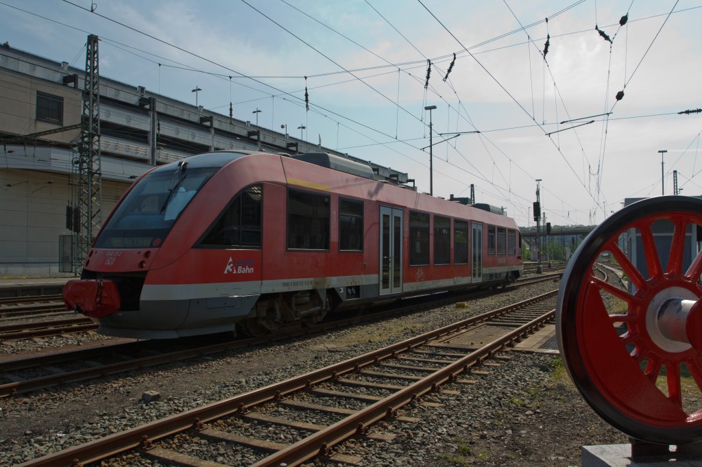 640 012 (LINT 27) der 3-Lnder-Bahn hat am 23.04.2011 den Hbf Siegen velassen und fhrt als RB 95 nach Au/Sieg. Die Aufnahme wurde aus dem Sdwestflische Eisenbahnmuseum in Siegen geemacht.