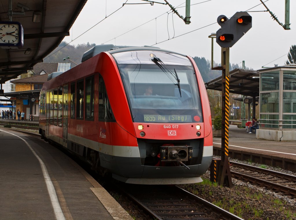 640 017 (LINT 27) der 3-Lnder-Bahn als RB 95 (Sieg-Dill-Bahn) nach Au/Sieg fhrt am 03.04.2011 im Bahnhof Betzdorf/Sieg ab.