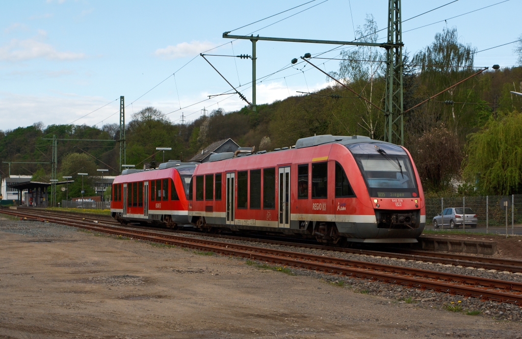 640 018 und  640 006 (zwei gekuppelte LINT 27) der 3-L�nder-Bahn als RB 95 (Au/Sieg - Siegen), hier am 30.04.2012 in Mudersbach kurz hinter Bahnhof Brachbach.
