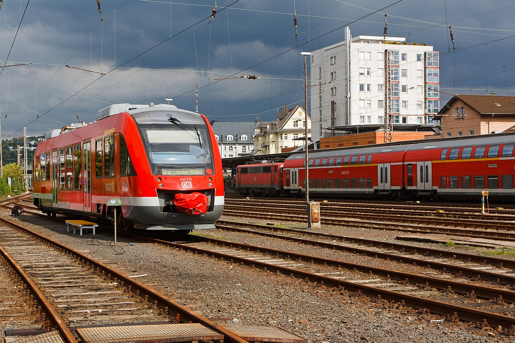 640 019 (LINT 27) der Dreilnderbahn abgestellt am 17.09.2011 am Hbf Siegen. Hinten steht eine 111 093-1 mit dem RE 9 (Rhein-Sieg-Express). Die Aufnahme wurde aus dem Sdwestflischen Eisenbahnmusem gemacht.