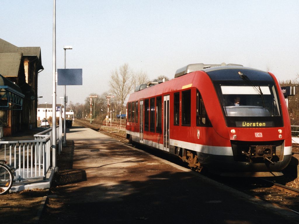 640 043-3 mit RB 72273 (RB 43 Emschertal-Bahn) Dorsten-Dortmund auf Bahnhof Dorsten am 26-2-2003. Auch fnf Jahren alte Bilder mit moderne Lint-Triebwagen sind historisch! Heute fahrt nmlich die NordWestBahn auf die Emschertal-Bahn. Bild und scan: Date Jan de Vries.
