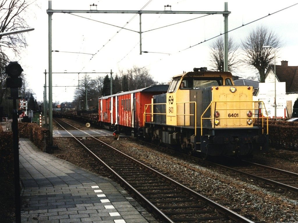 6401 mit Gterzug 53255 Amersfoort-Arnhem auf Bahnhof Lunteren am 21-3-1997. Bild und scan: Date Jan de Vries.