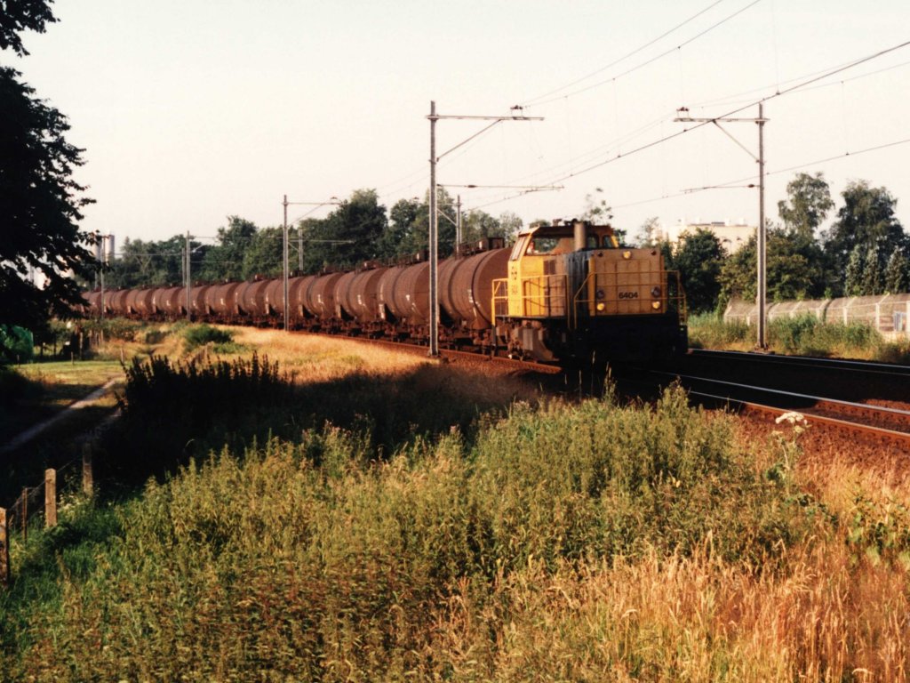 6404 mit Gterzug 58140 Pernis-Schoonebeek bei Hardenberg am 6-7-1994. Bild und scan: Date Jan de Vries.