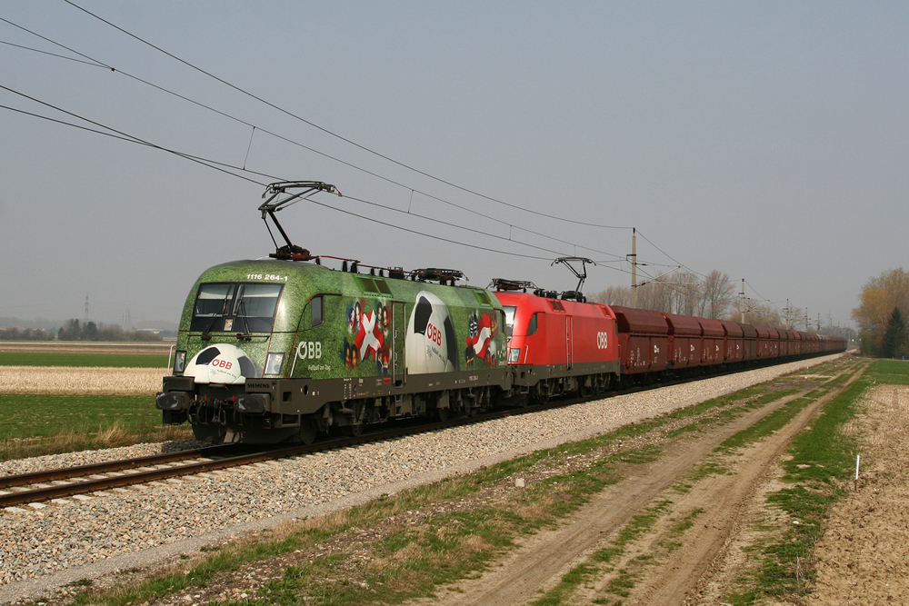 6.4.09 EUROmotion mit Kohle. Vor mehr als einem Jahr konnte man auch einmal die 1116 264 im EUROmotion Design auf einen der 4 Kohlezge zwischen Breclav und dem Kraftwerk Drnrohr beobachten. Zu sehen ist die 1116 264 und 1116 035 mit dem 58min verspteten GAG 47003 von Breclav nach Moosbierbaum Heiligeneich, bei (dem darmals noch existierenden und befahrbaren Bahnhof) Judenau Siehghardskirchen.