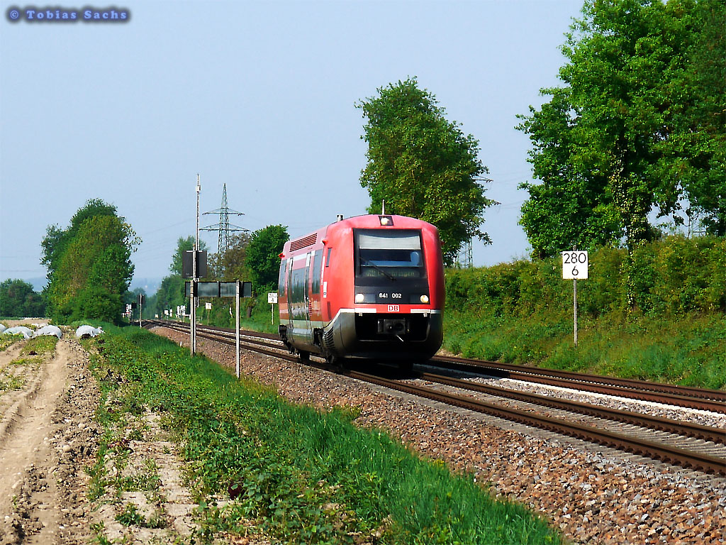 641 002 mit RB 26647 nach Lauchringen - aufgenommen am 25.04.2011