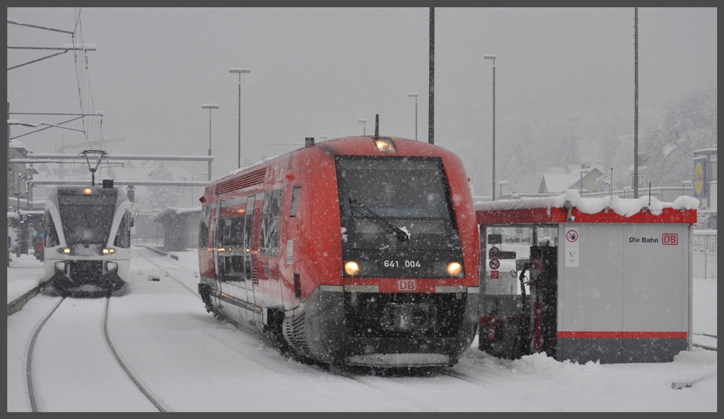 641 004  Walfisch  tankt Nachschub in Waldshut, whrend die S41 19859 nach Koblenz-Winterthur auf die Abfahrtszeit wartet. brigens hat es hier am meisten Schnee gehabt. (20.12.2011)